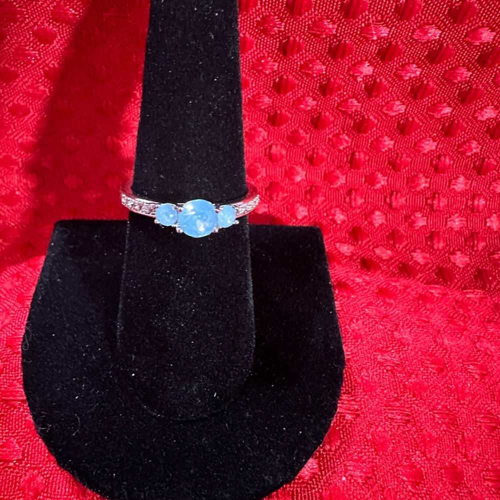 Costume Jewelry Ring Size 8. Beautiful Gold Ring.